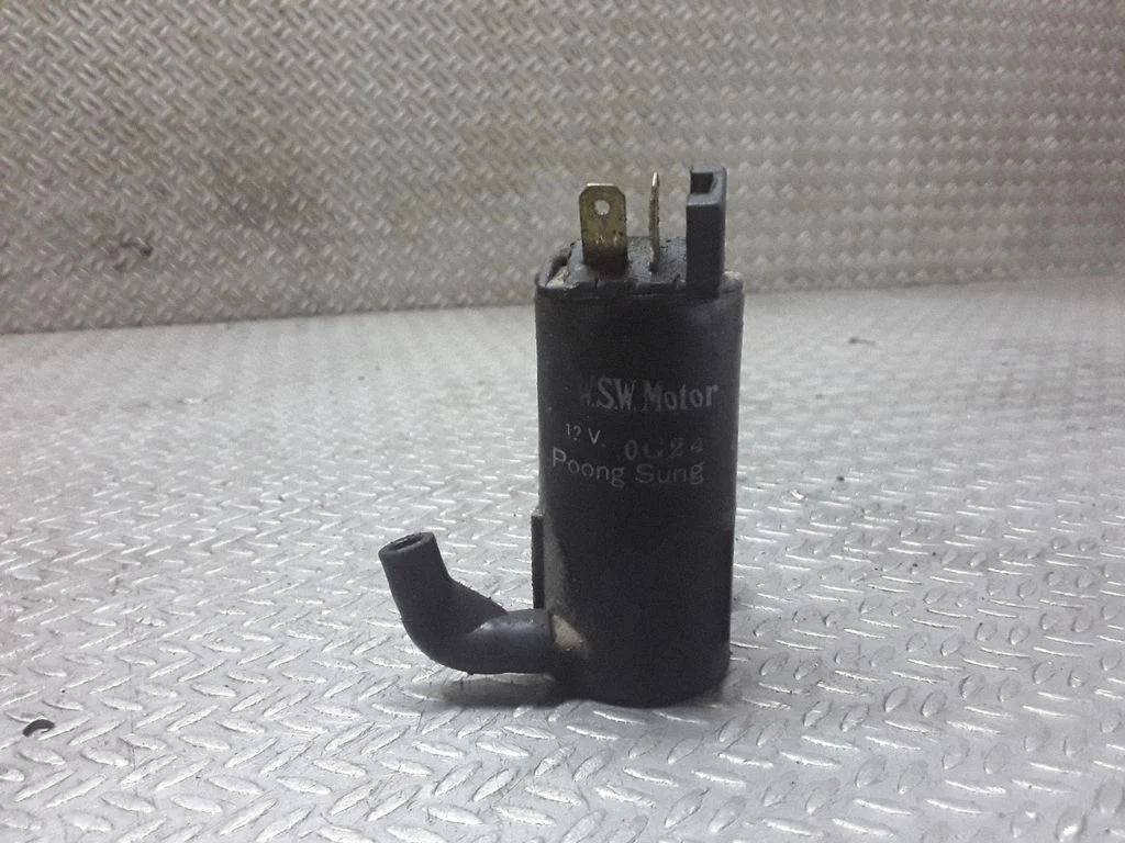 Rear window washer spray nozzle