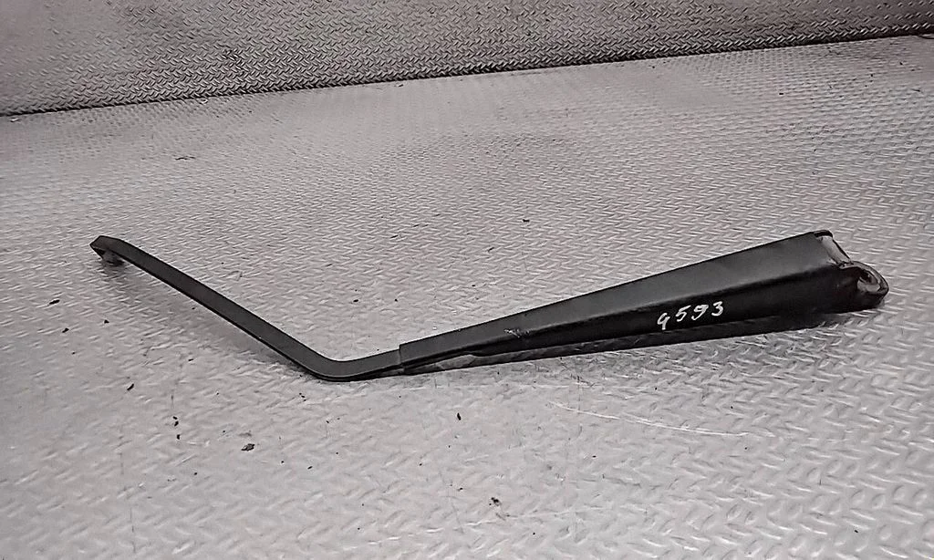 Rear wiper blade arm