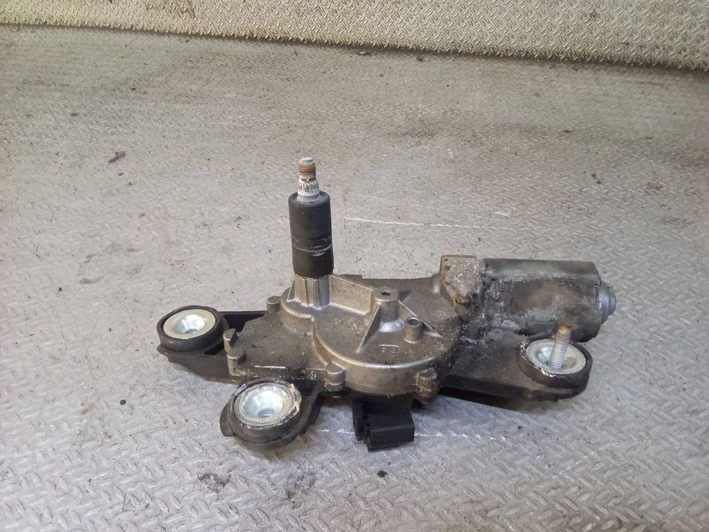 Aizmugurējā stikla tīrītāja motoriņš 8V4117K441AB