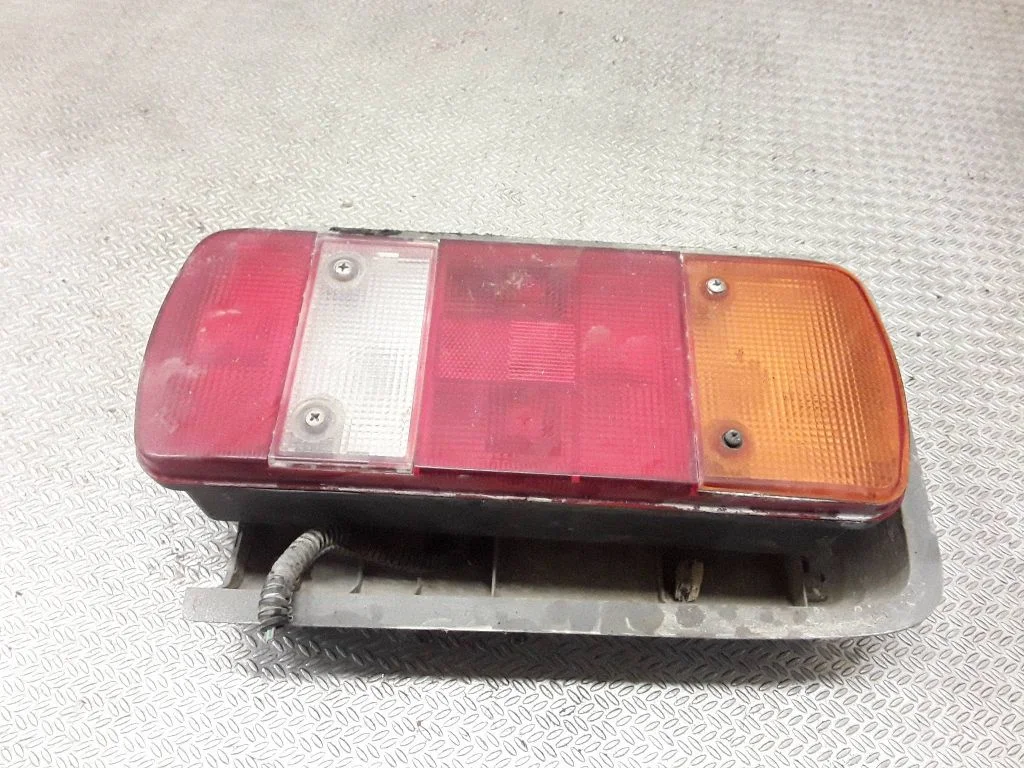 Rear/tail lights – right