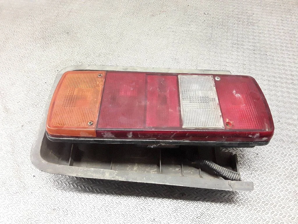 Rear/tail lights – left