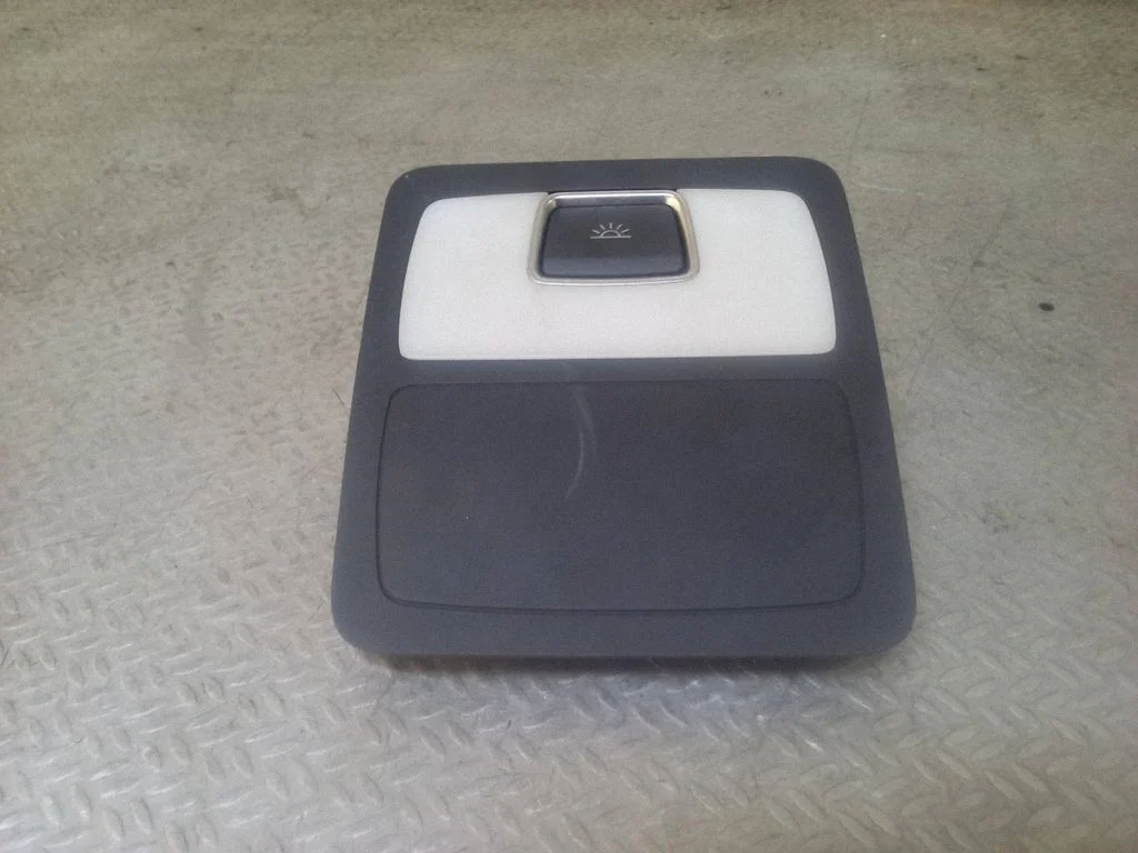 Tagaistmete valgustustuli 4L0947124A