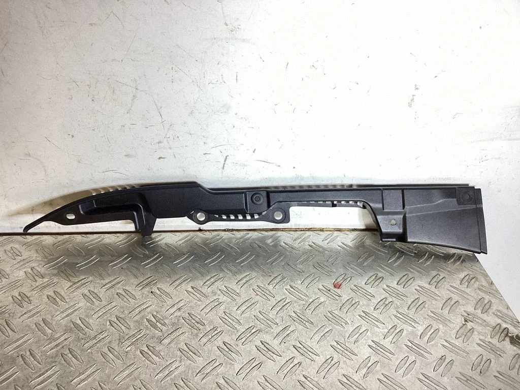 Poritiiva iluliist (molding) – Volvo S90, V90 (2016-)
