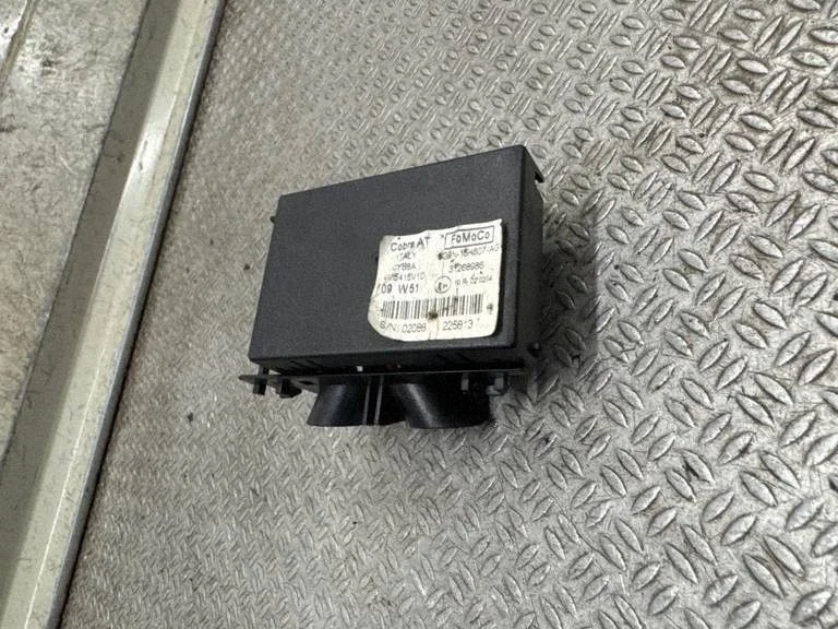 Tagaistmete valgustustuli 6G9N15K607AG