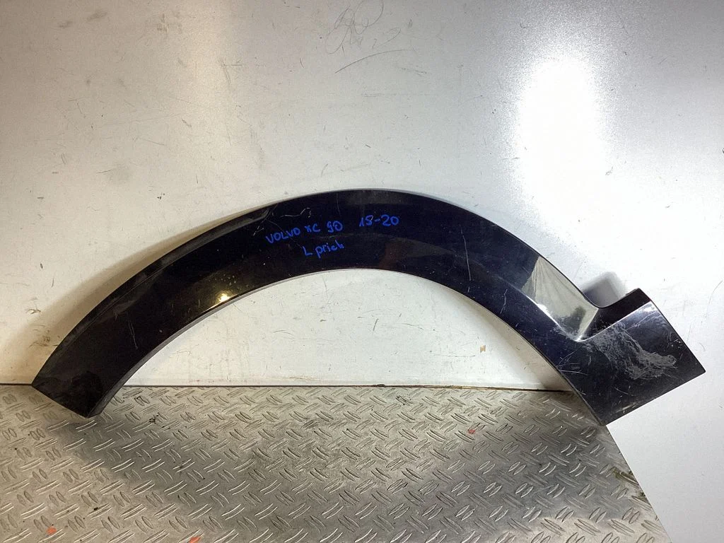 Fender trim (molding) – Volvo XC90 (2014-)