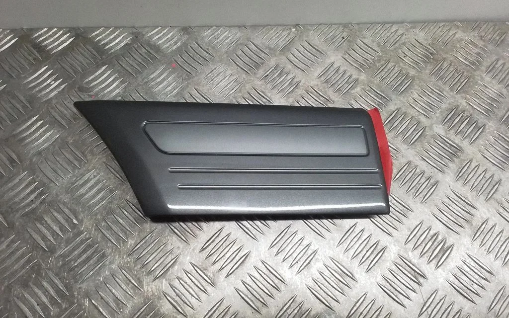 Poritiiva iluliist (molding) – Toyota Land Cruiser (J100) (1998-2007)