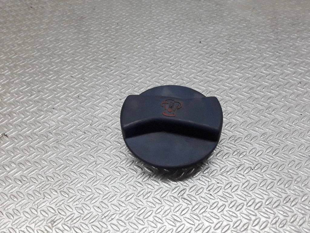 Coolant expansion tank/reservoir cap – Audi A4 S4 B5 8D (1999-2000)