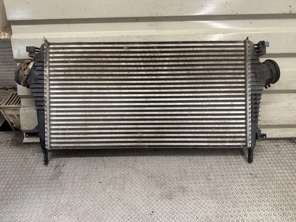 Vahejahuti radiaator