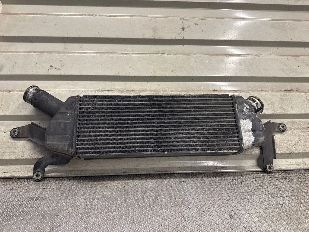 Vahejahuti radiaator
