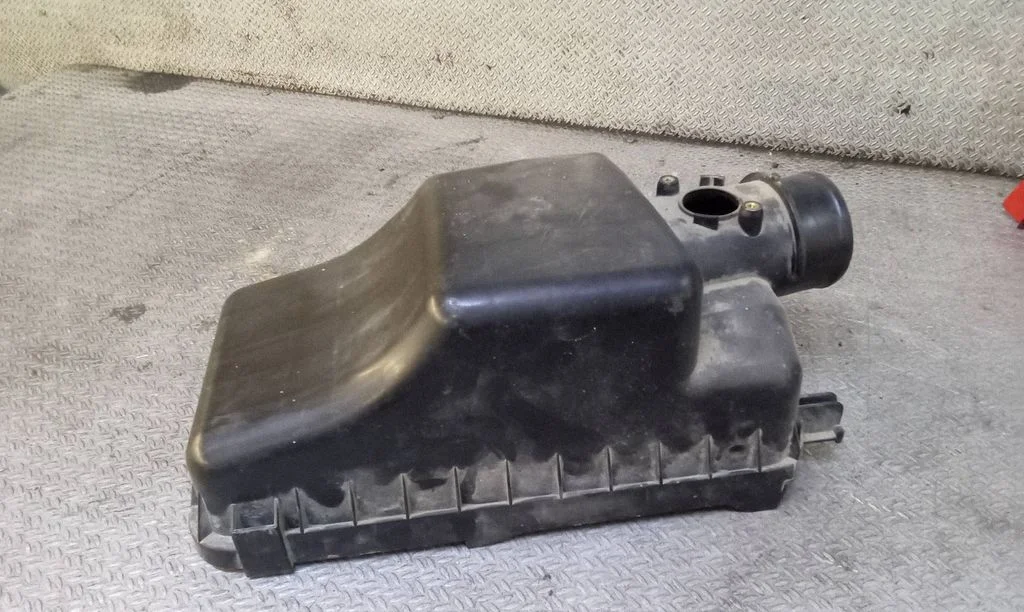 Air filter box cover – Toyota RAV 4 (XA20) (2000-2005)