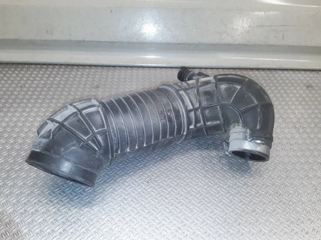 Turbo õhu sisselasketoru/ -voolik 8E0129615J