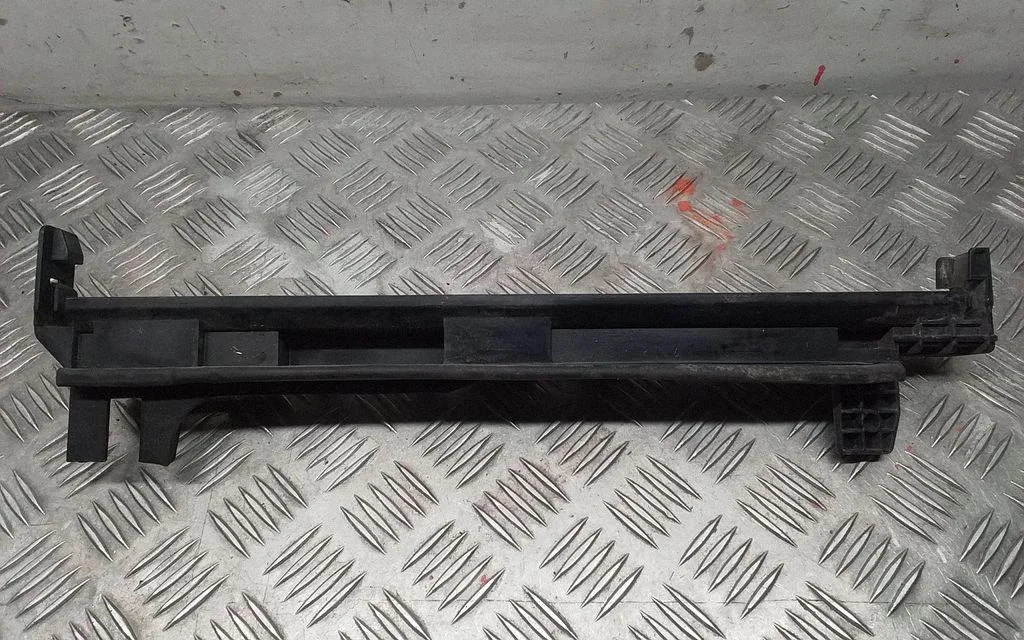 Radiator mount bracket – Mercedes-Benz E-Class W212 (2009-2016)