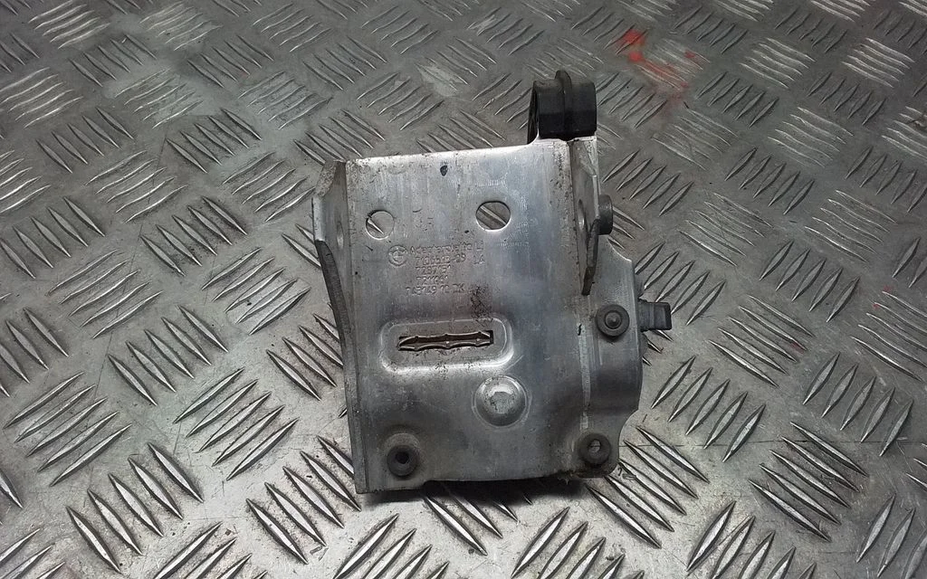 Radiator mount bracket – BMW 7 Series F01 F02 F03 F04 (2008-2016)