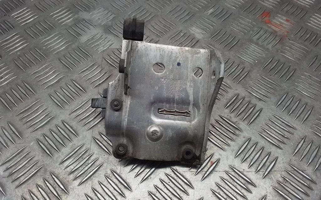 Radiator mount bracket – BMW 7 Series F01 F02 F03 F04 (2008-2016)