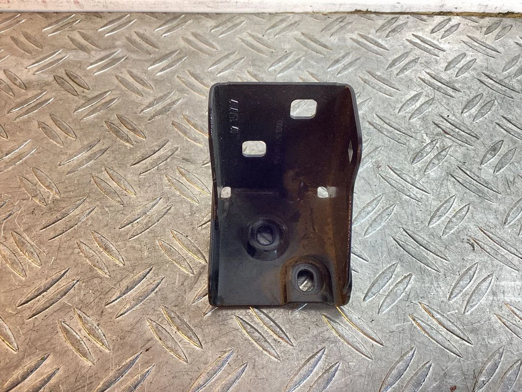 Radiator mount bracket – Mercedes-Benz C-Class W205 (2014-2021)