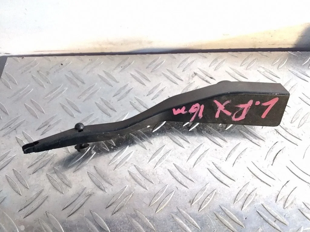 Radiator mount bracket – Lexus RX 450H (2016-)