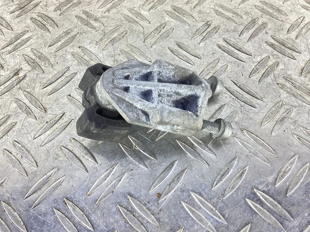 Radiator mount bracket – Porsche Cayenne (92A) (2010-2017)