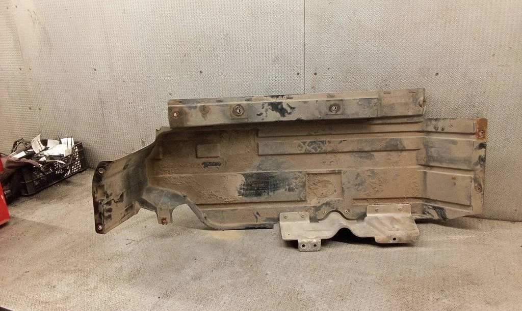 Fuel tank bottom protection 8408767