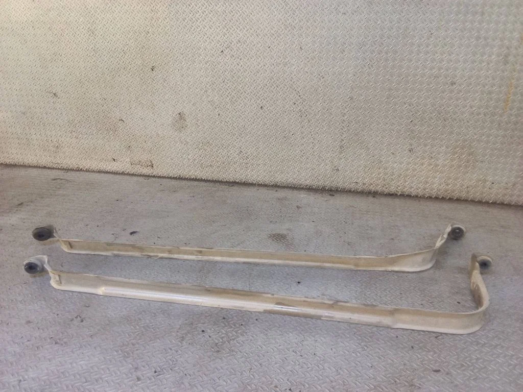 Fuel tank mounting bracket 7184963