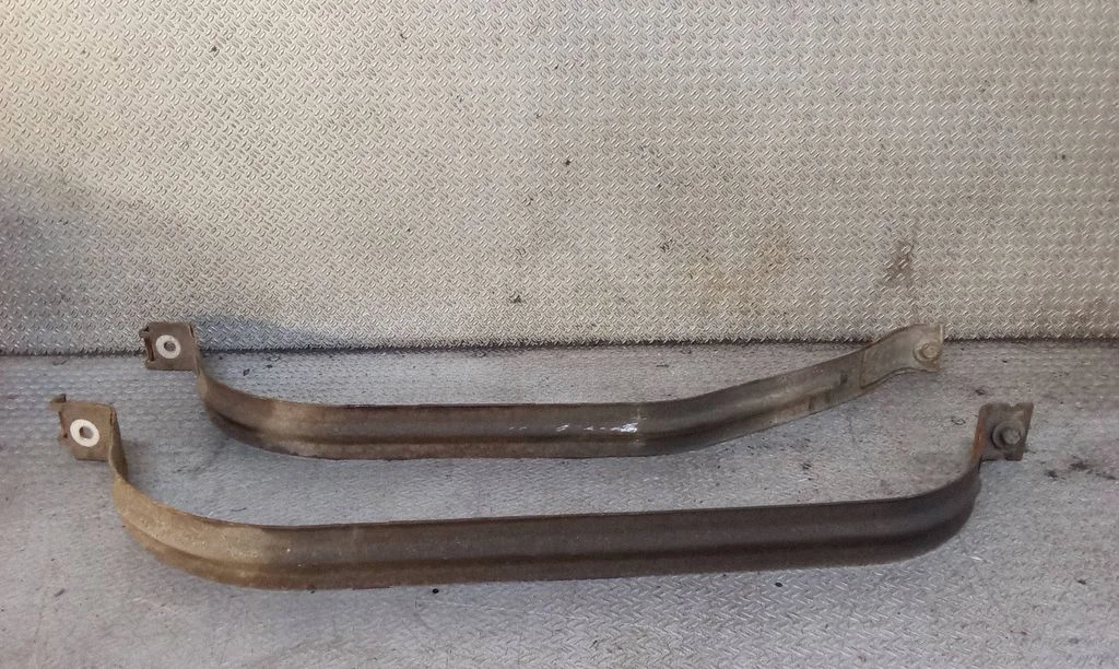 Fuel tank mounting bracket