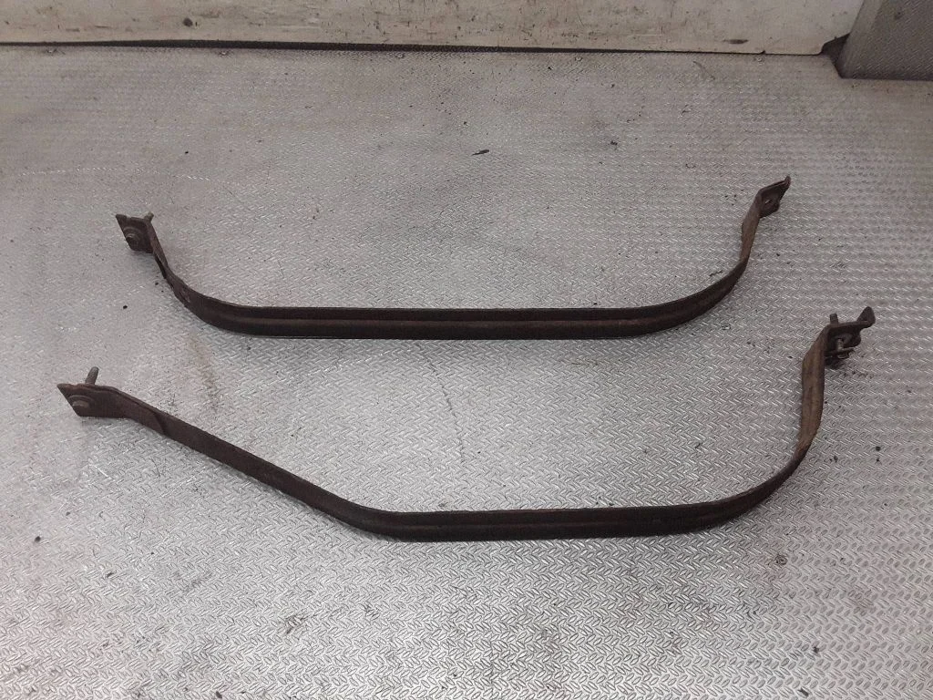 Fuel tank mounting bracket