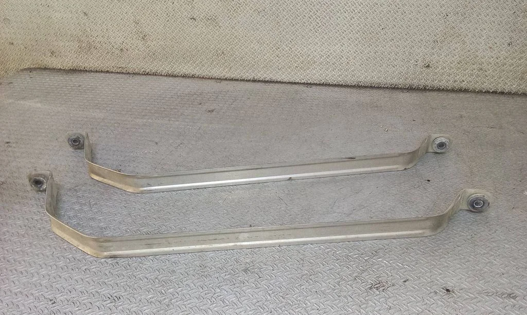Fuel tank mounting bracket 7053972