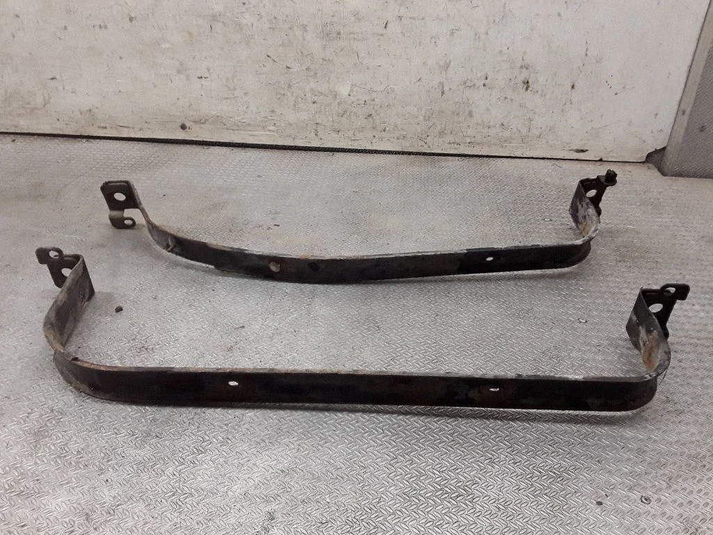 Fuel tank mounting bracket
