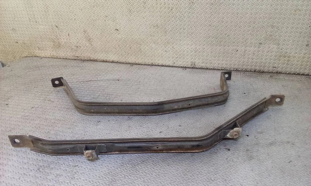Fuel tank mounting bracket