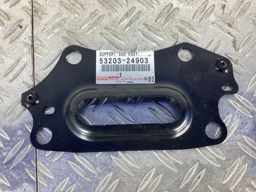 Radiator mount bracket – Lexus RC (2014-)