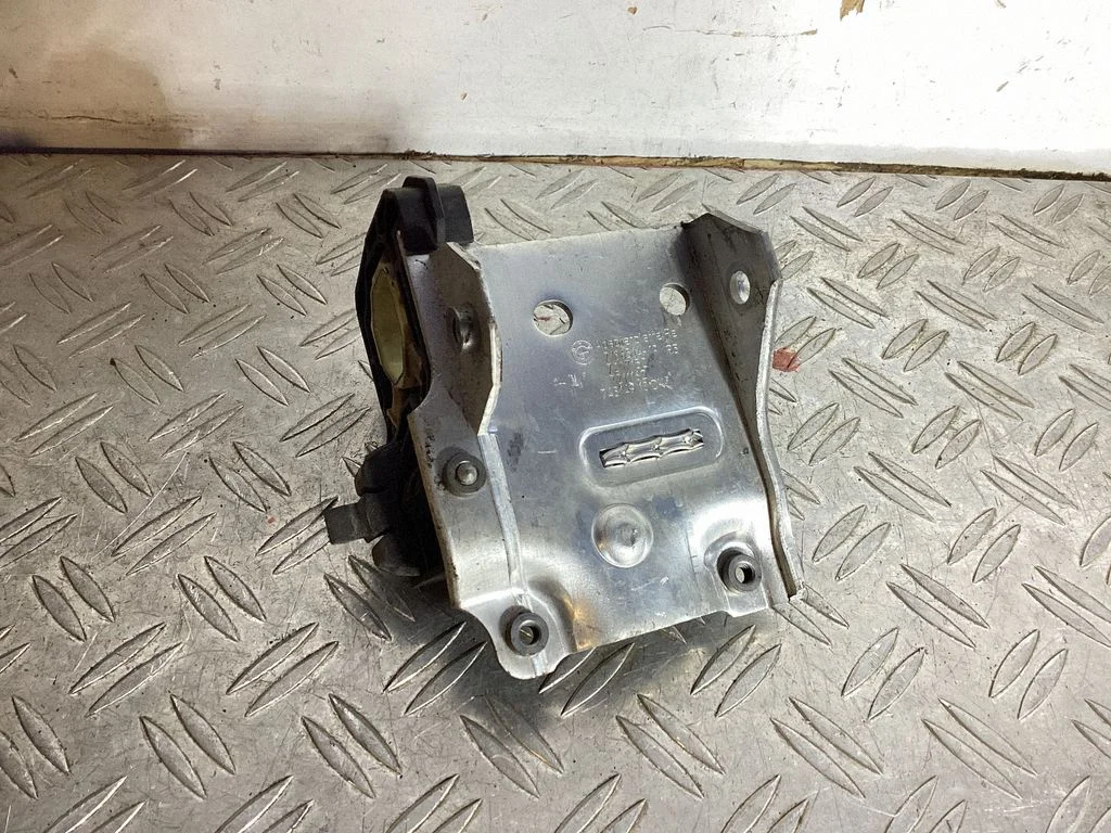 Radiator mount bracket – BMW 6 Series F06 Gran coupe (2012-2018)