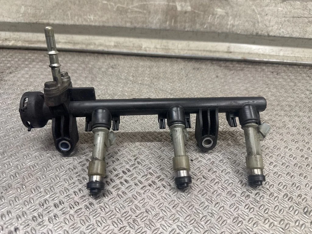 Fuel injectors set 238140Q010
