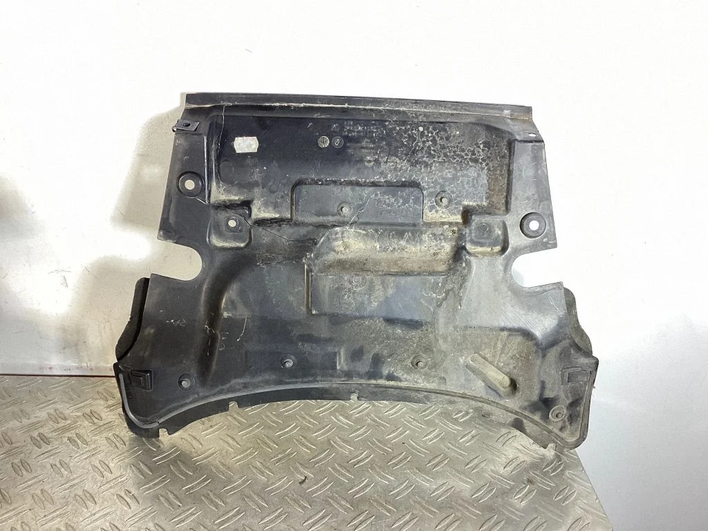 Heat shield in engine bay – Volkswagen Touareg II (2010-2018)