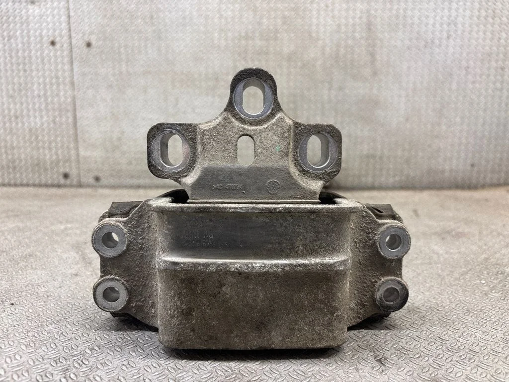 Engine mount bracket 8J0199555