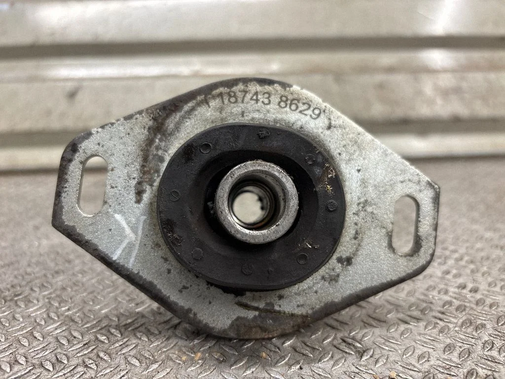 Engine mount bracket 187438629