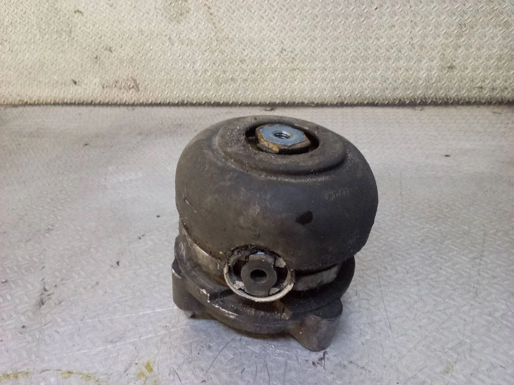 Engine mount bracket 4E0199381