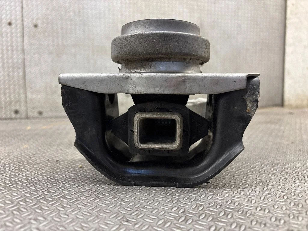 Engine mount bracket 9681855180
