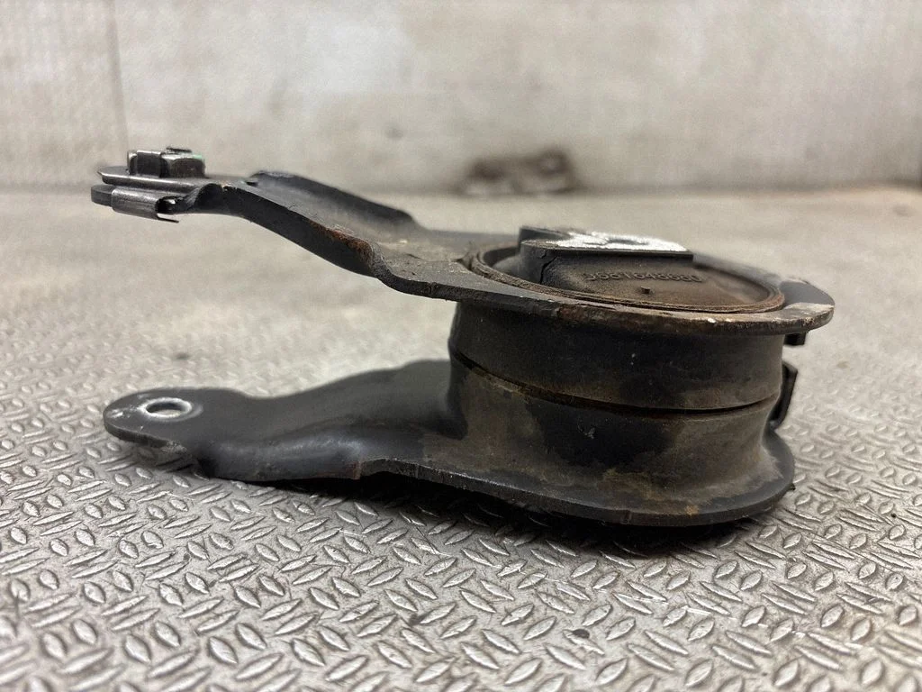 Engine mount bracket 9681648680