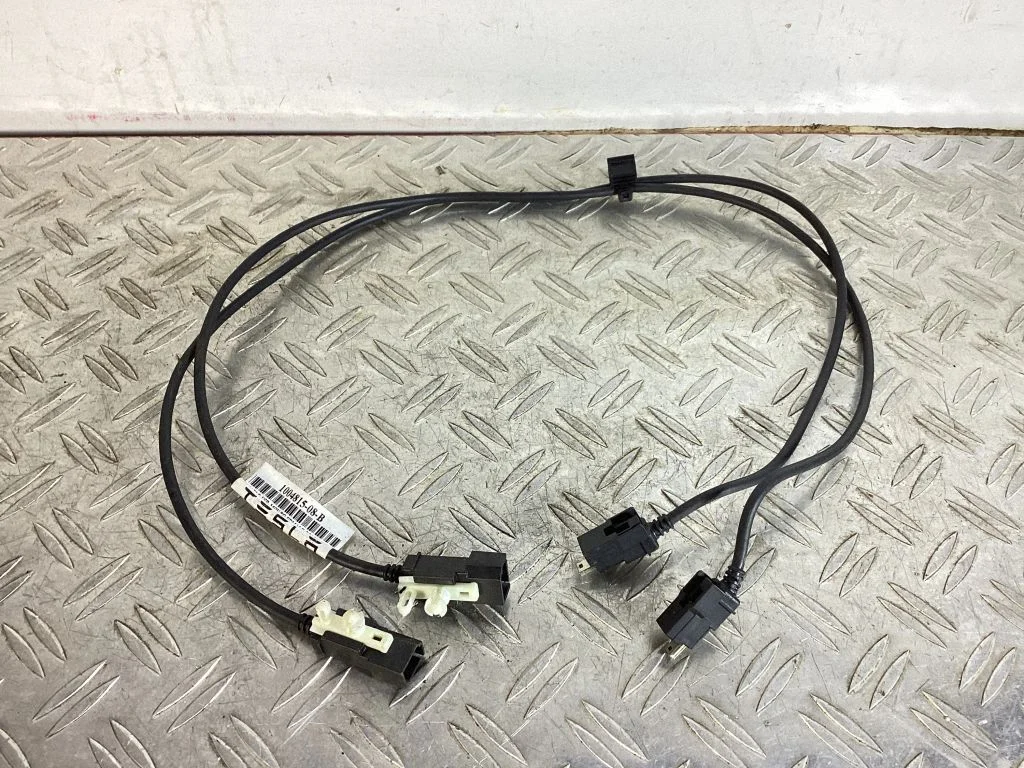 USB socket connector – Tesla Model S (2012-)