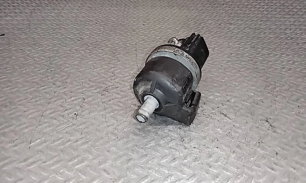 Vacuum valve 06D133517B