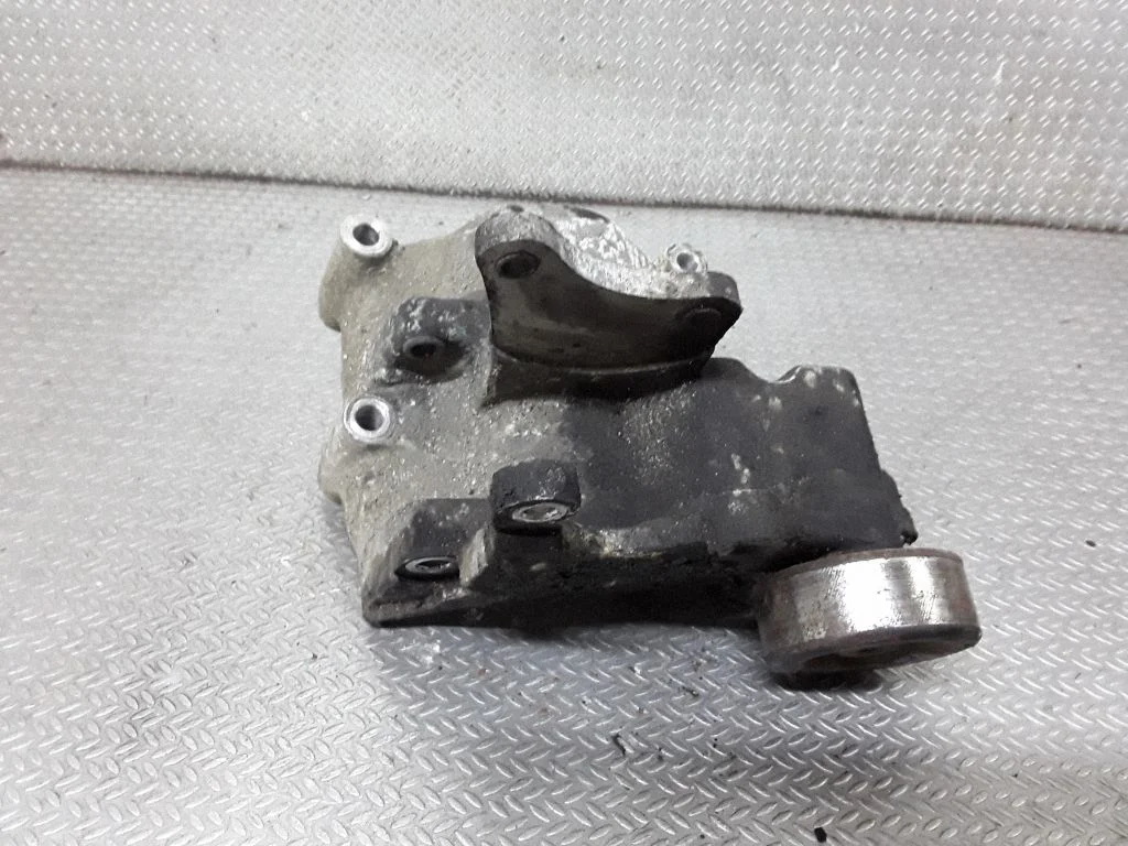 Power steering pump mounting bracket