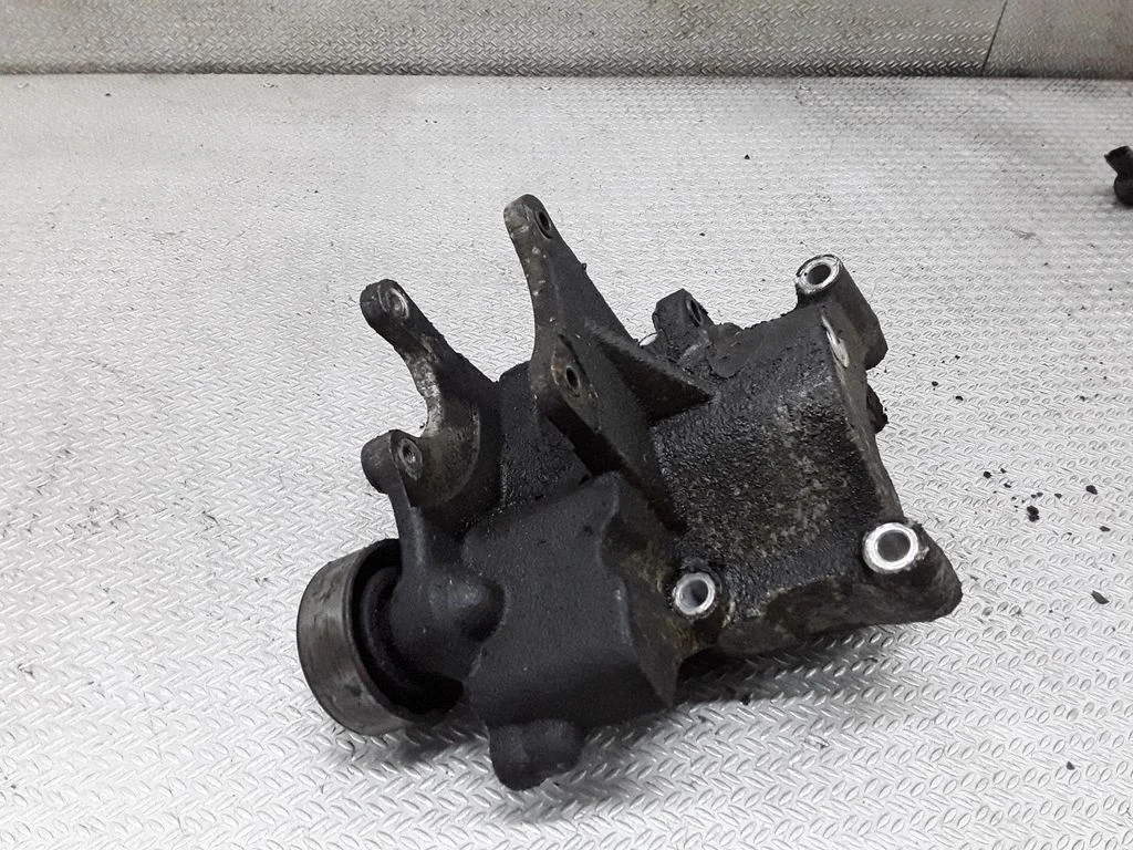 Power steering pump mounting bracket