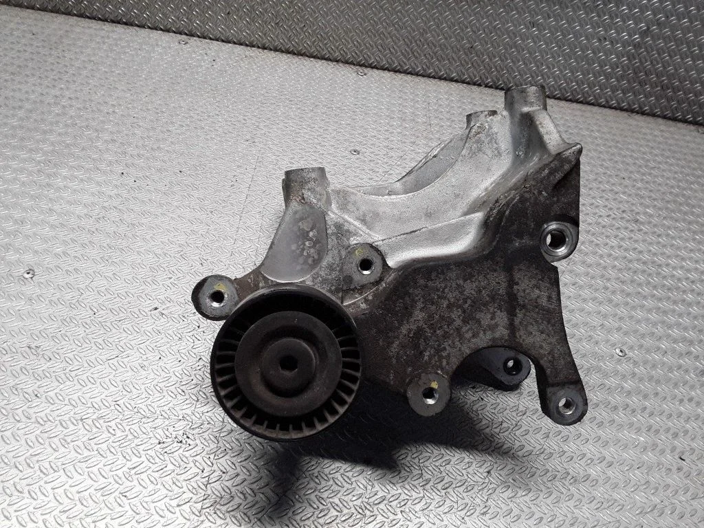 Power steering pump mounting bracket