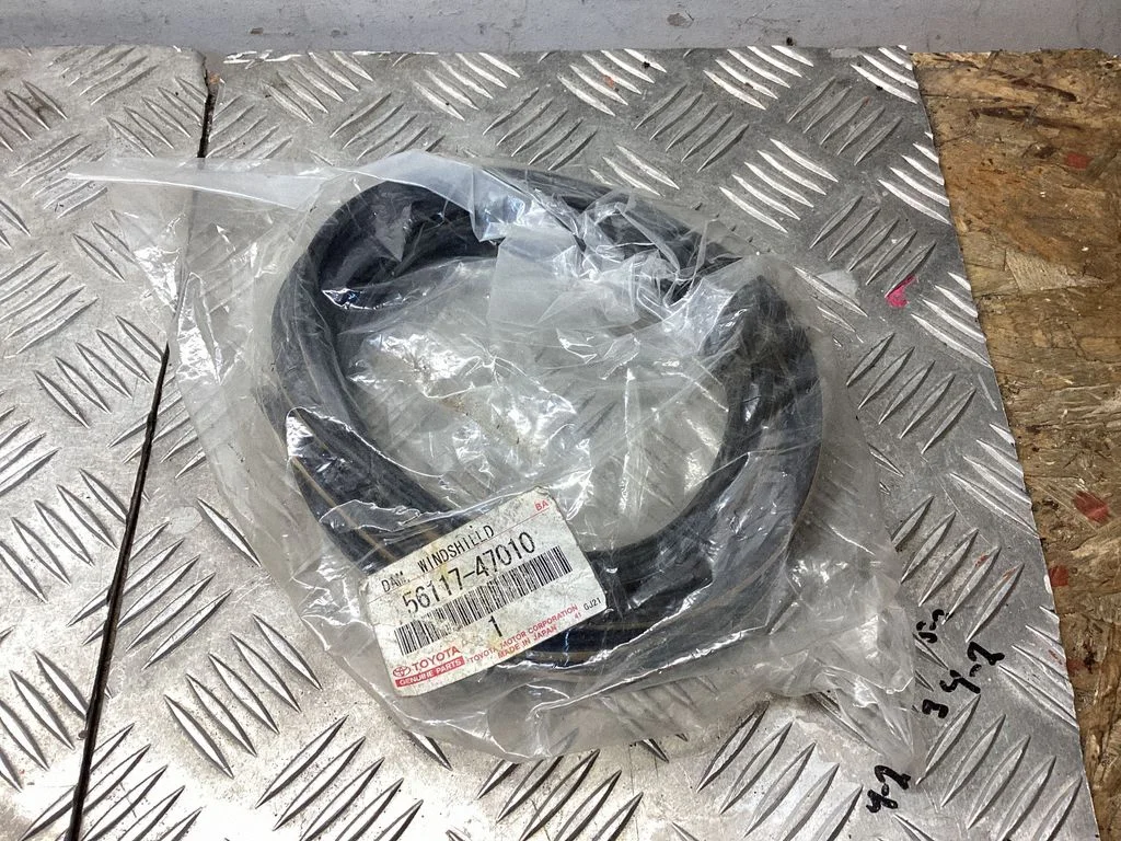 Windshield trim 5611747010
