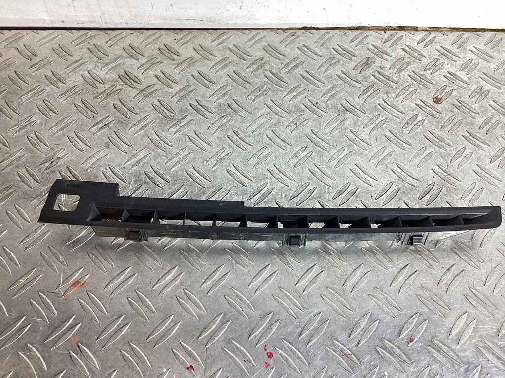 Windshield trim 105813049C
