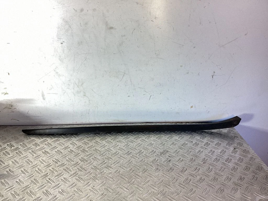Windshield trim 7P5854328B