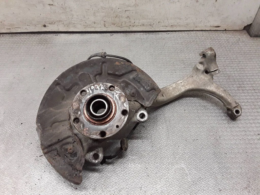 Front wheel hub spindle knuckle – left