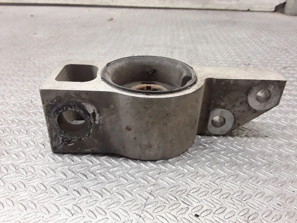Eesmise õõtshoova puks (sailentblokk) – Audi A3 S3 8P (2003-2012)
