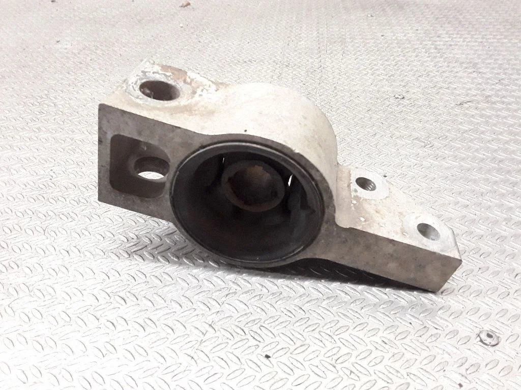 Eesmise õõtshoova puks (sailentblokk) – Audi A3 S3 8P (2003-2012)