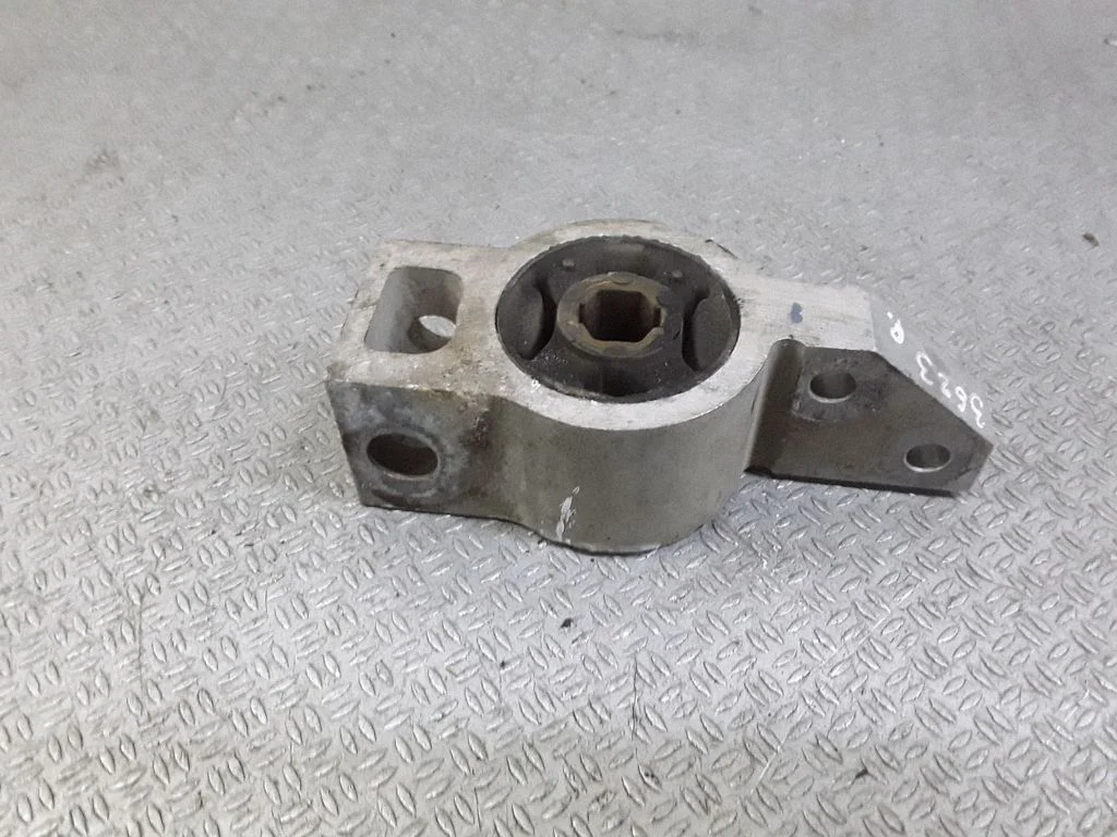 Eesmise õõtshoova puks (sailentblokk) – Volkswagen Golf Plus (2005-2013)