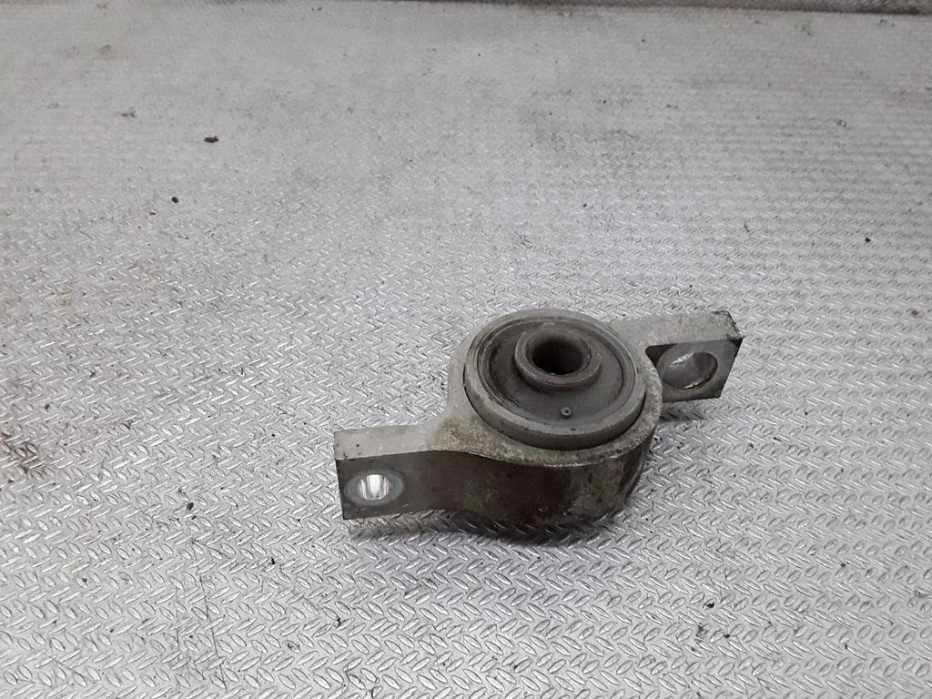 Eesmise õõtshoova puks (sailentblokk) – Lexus IS 220D-250-350 (2006-2013)